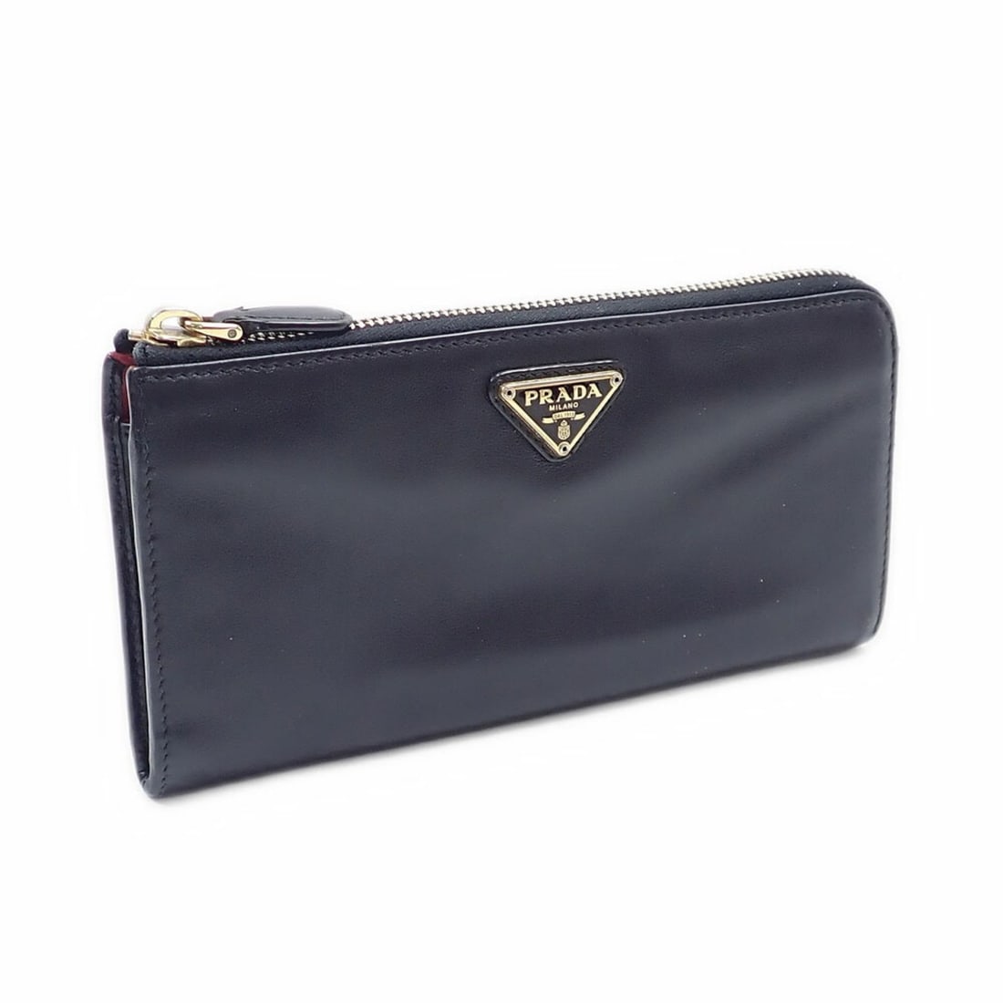 Prada L-shaped long wallet for women, black leather.: --- Catalog ---Category: SizeSize (HxWxD): 10cm x 19.5cm x 2cm / 3.93'' x 7.67'' x 0.78''Category: DesignType: Long wallet (bi-fold)Color: BlackGender: WomenMaterial: Leather Category: GeneralBrand: P
