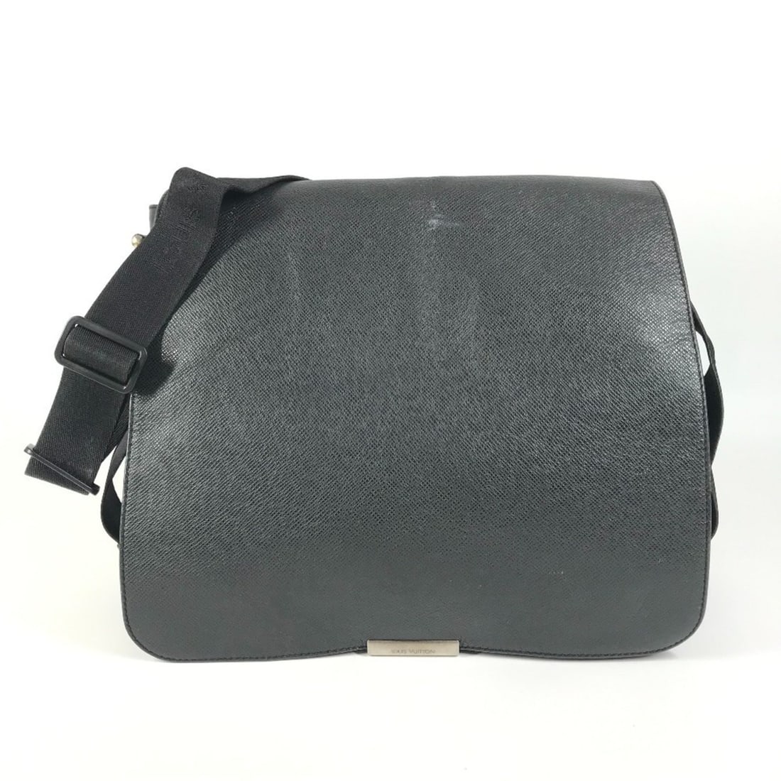 LOUIS VUITTON M30142 Taiga Victor Bag, Crossbody Messenger Flap Shoulder Leather, Nylon Canvas,: --- Catalog ---Category: SizeSize (HxWxD): 27cm x 32.5cm x 10cm / 10.62'' x 12.79'' x 3.93''Category: DesignType: Messenger bag, Shoulder bagColor: Black, NoirGender: Men,WomenClosure: FlapMaterial: T
