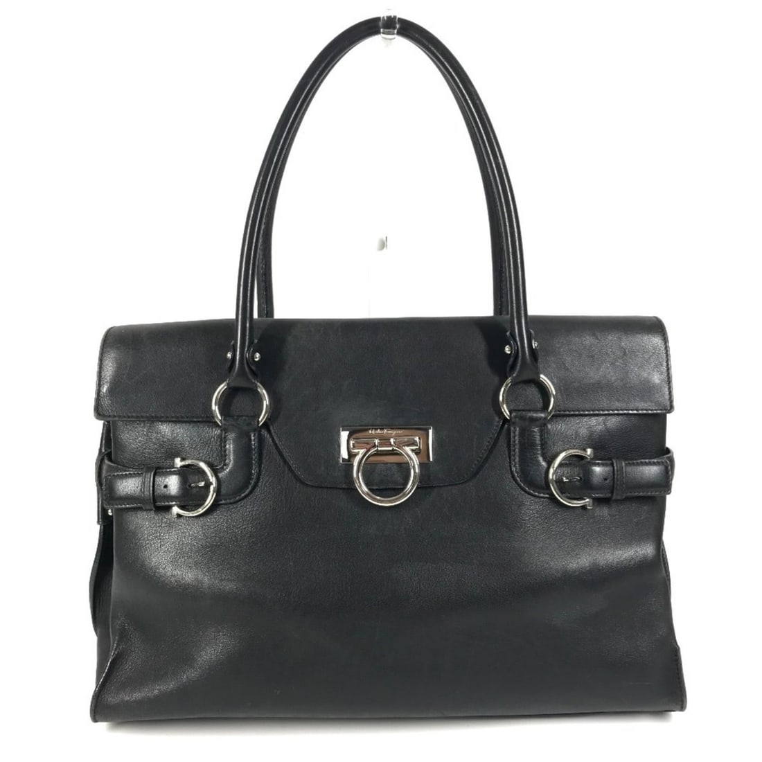 Salvatore Ferragamo Gancini Logo Shoulder Bag, Flap Tote Business Leather, Black. Suitable for Men: --- Catalog ---Category: SizeSize (HxWxD): 22.5cm x 37cm x 11.5cm / 8.85'' x 14.56'' x 4.52''Category: DesignType: Shoulder bag, Tote bagColor: BlackGender: Men,WomenMaterial: Leather Category: Genera
