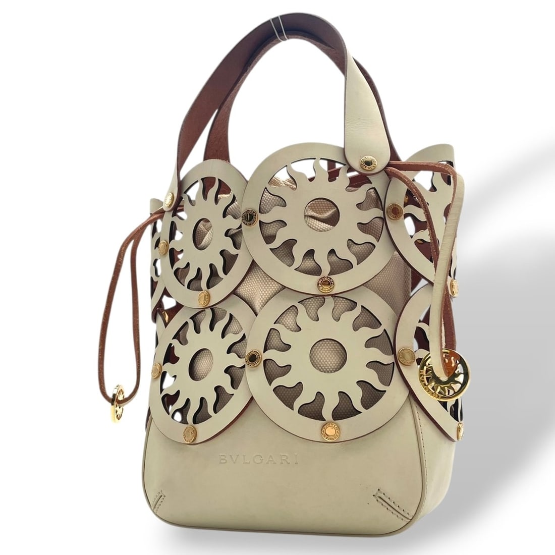 Bulgari BVLGARI Tondo Sun (Sun) Cutout Leather Canvas Handbag, Off-White, Women's, S95: --- Catalog ---Category: SizeSize (HxWxD): 26cm x 25cm x 11cm / 10.23'' x 9.84'' x 4.33''Category: DesignType: HandbagColor: Beige, Off-whiteGender: WomenMaterial: Leather , Canvas Category: GeneralBr