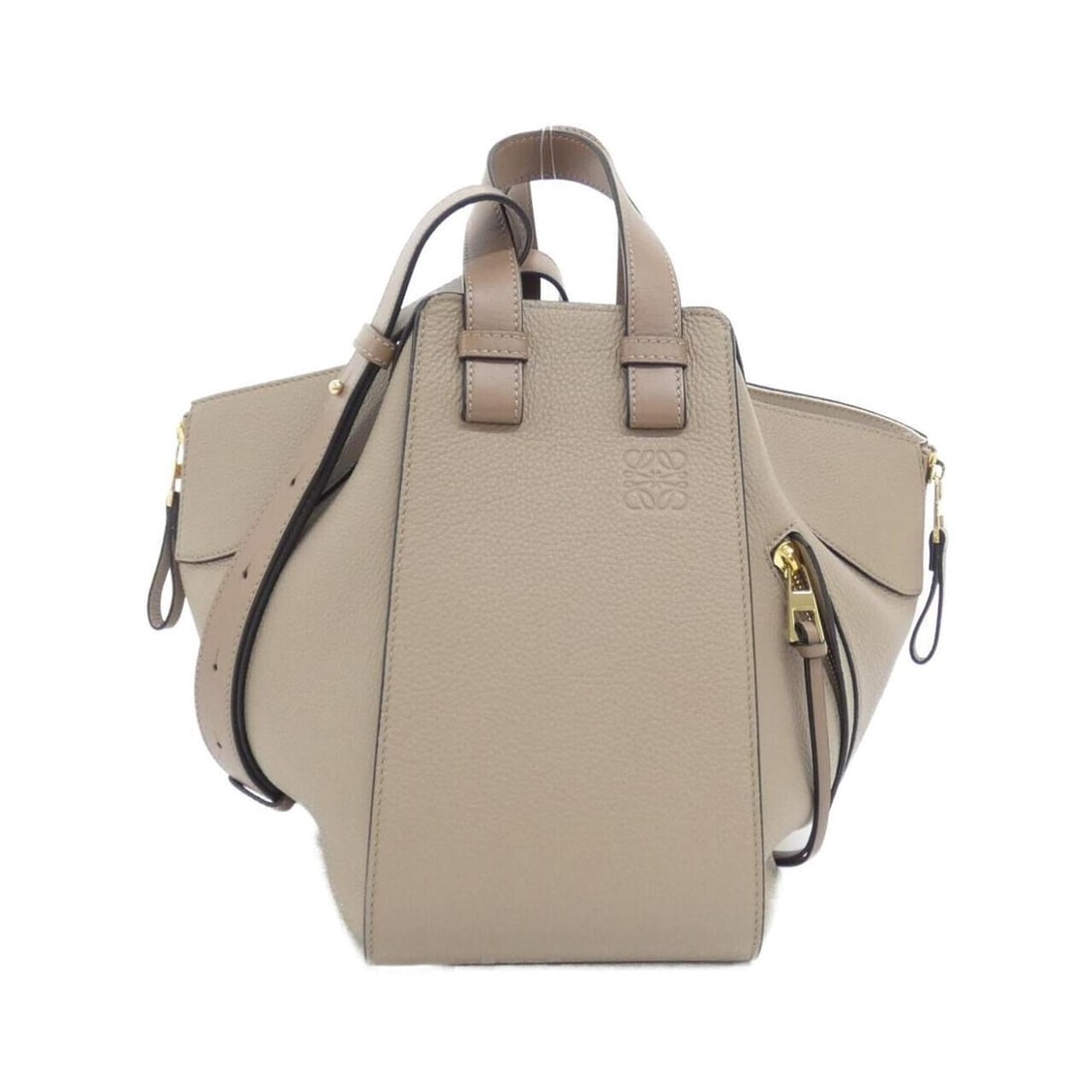 Loewe Hammock Small A538S35X51 Shoulder Bag: --- Catalog ---Category: SizeSize (HxWxD): 24cm x 32cm x 28cm / 9.44'' x 12.59'' x 11.02''Category: DesignType: Shoulder bagColor: SandGender: WomenMaterial: Leather Hardware Color: GoldLeather/Fur Ty