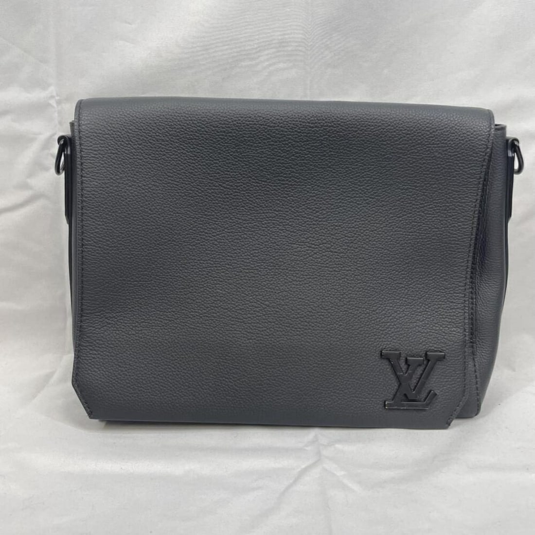 LOUIS VUITTON LV Aerogram Takeoff Shoulder Bag M57080: --- Catalog ---Category: SizeSize (HxWxD): 23cm x 27.5cm x 9cm / 9.05'' x 10.82'' x 3.54''Category: DesignType: Shoulder bagColor: BlueCategory: GeneralBrand: Louis VuittonModel: M57080--- Item List -