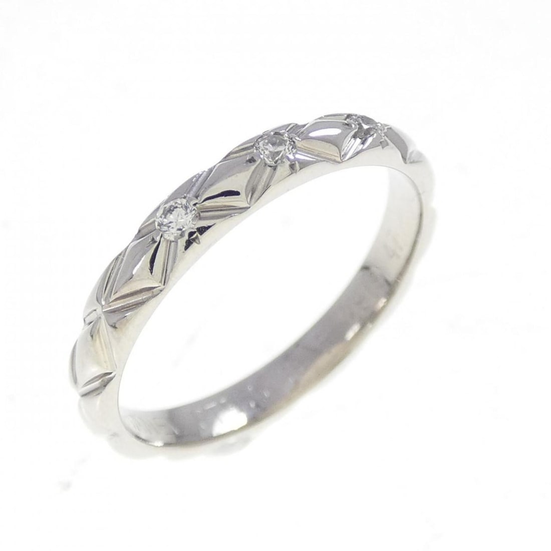 Chanel Matelassé Ring: --- Catalog ---Category: SizeUS Size: 4Brand Size: 47Category: DesignType: Band ringStone: DiamondGender: WomenMaterial: Platinum 950Category: GeneralMPN: J2821Brand: Chanel--- Item List ---Section: