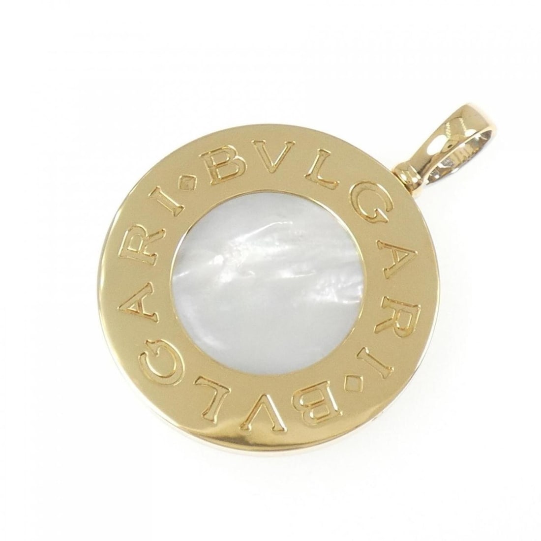 Bvlgari pendant: --- Catalog ---Category: SizePendant Size: 47.4mm x 34.9mm / 1.86'' x 1.37''Category: DesignStone: OnyxGender: WomenMaterial: Mother of pearl, Stainless steel, Yellow gold (18K)Necklace Type: