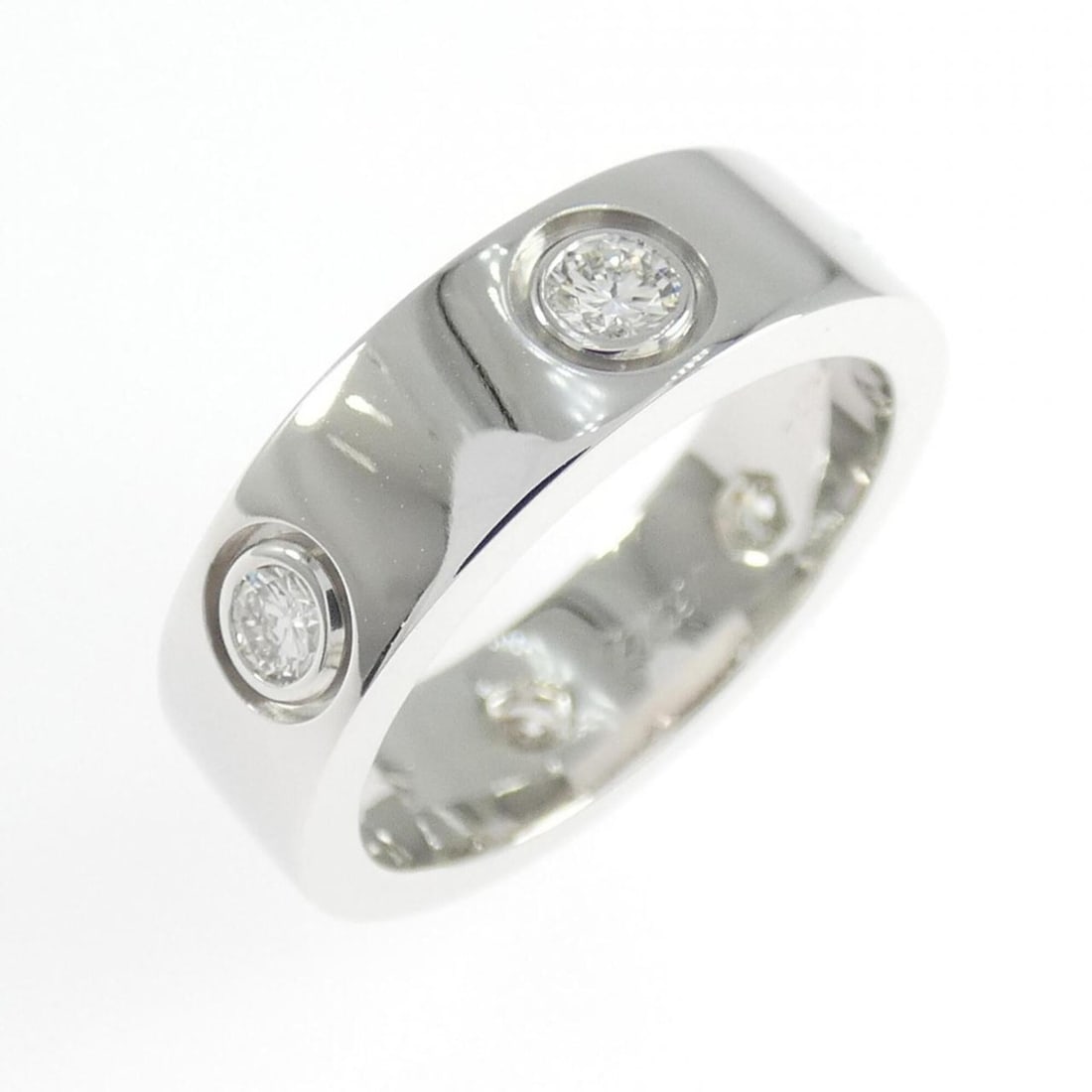 Cartier Love Full Diamond Ring: --- Catalog ---Category: SizeUS Size: 5Brand Size: 49Category: DesignType: Band ringColor: White goldStone: DiamondGender: WomenMaterial: White gold (18K)Category: GeneralMPN: CRB402600Brand: Cartier-