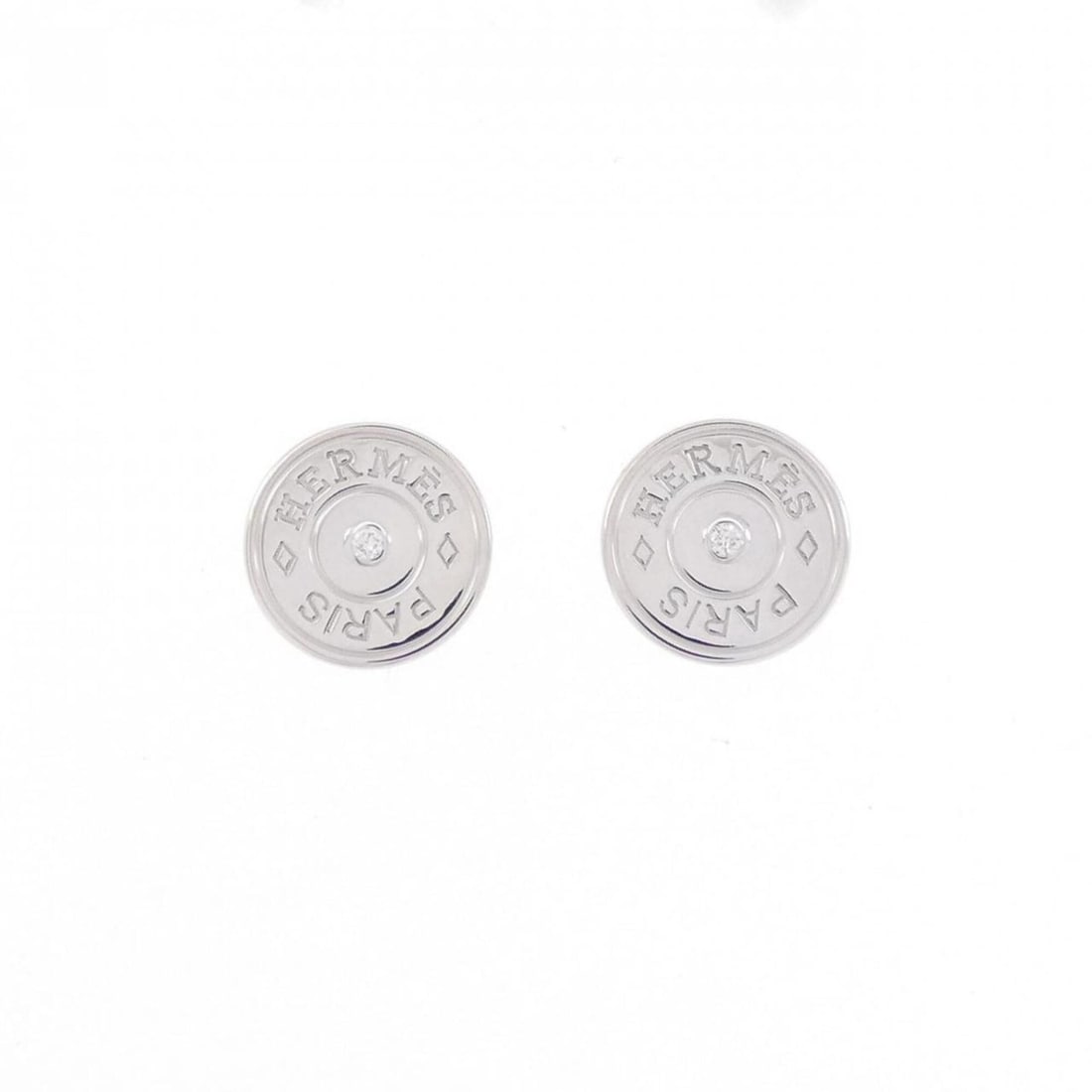 Hermes Gambard Earrings: --- Catalog ---Category: SizeSize (HxWxD): 9.90mm x 9.90mm / 0.39'' x 0.39''Category: DesignType: Stud earringsColor: White goldStone: DiamondGender: WomenMaterial: White gold (18K)Category: