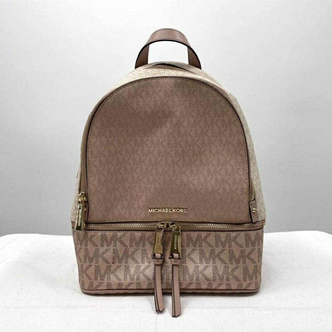 MICHAEL KORS MK Signature Backpack, Pink: --- Catalog ---Category: SizeSize (HxWxD): 33cm x 24cm x 13cm / 12.99'' x 9.44'' x 5.11''Category: DesignType: BackpackColor: Blue, PinkGender: WomenCategory: GeneralBrand: Michael Kors--- Item List