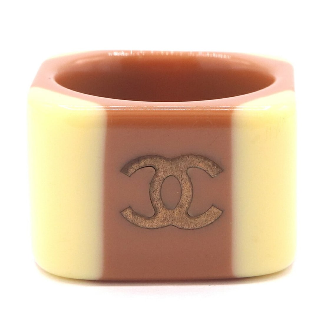 Chanel Ring, Brown Cream Yellow Plastic, 01A, 2001 Model, Coco Mark, Women's CHANEL: --- Catalog ---Category: SizeWidth: 14mm / 0.55''Weight: 3.8g / 0.13oz.JP Size: 13US Size: 6.5Category: DesignType: Band ringColor: Brown, Cream, YellowGender: WomenMaterial: PlasticCategory: GeneralB
