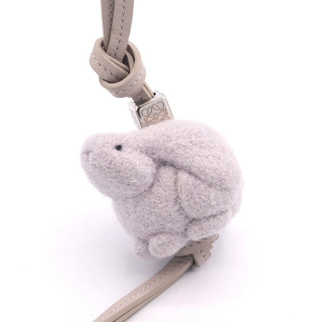 Loewe accessory bag charm, bunny light gray felt leather handbag, rabbit, anagram, women's LOEWE: --- Catalog ---Category: SizeWeight: 27.6g / 0.97oz.Category: DesignType: Handbag charmColor: Light grayGender: WomenMaterial: LeatherCategory: GeneralBrand: LoeweCountry of Origin: Spain--- Item List