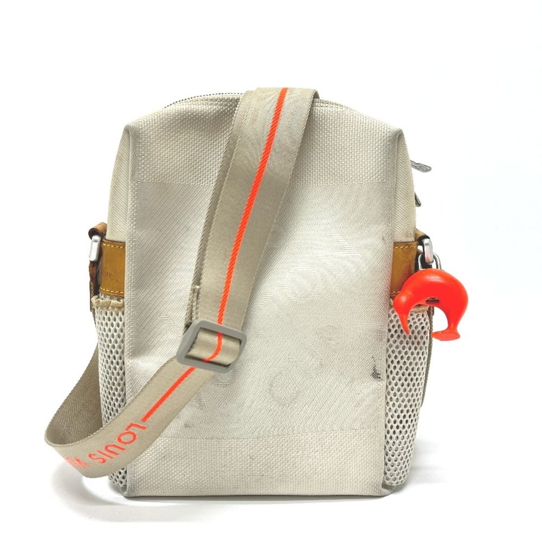 LOUIS VUITTON M80637 Damier Geant Louis Vuitton Cup LVCUP Weatherly Bag Crossbody Pouch Shoulder: --- Catalog ---Category: SizeSize (HxWxD): 26cm x 19cm x 6.5cm / 10.23'' x 7.48'' x 2.55''Category: DesignType: Pochette, Shoulder bagColor: WhiteGender: Men,WomenMaterial: Damier Geant , Canvas Categ
