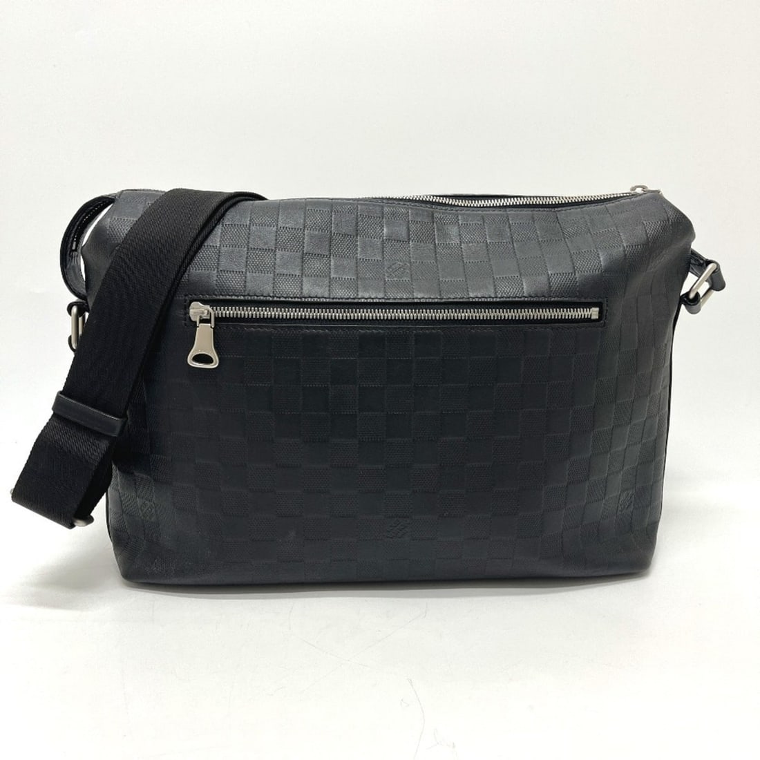 LOUIS VUITTON N42417 Damier Infini Discovery Messenger MM Bag, Crossbody Shoulder Leather, Men's and: --- Catalog ---Category: SizeSize (HxWxD): 28cm x 35cm x 10cm / 11.02'' x 13.77'' x 3.93''Category: DesignType: Messenger bag, Shoulder bagColor: Black, Gray, OnyxGender: Men,WomenMaterial: Damier Inf