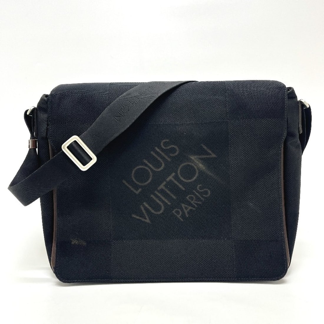 LOUIS VUITTON M93618 Damier Geant Petit Messager Messenger Bag Shoulder with Flap Closure, Canvas,: --- Catalog ---Category: SizeSize (HxWxD): 30cm x 36cm x 8cm / 11.81'' x 14.17'' x 3.14''Category: DesignType: Messenger bag, Shoulder bagColor: BlackGender: Men,WomenMaterial: Damier Geant , Canvas C