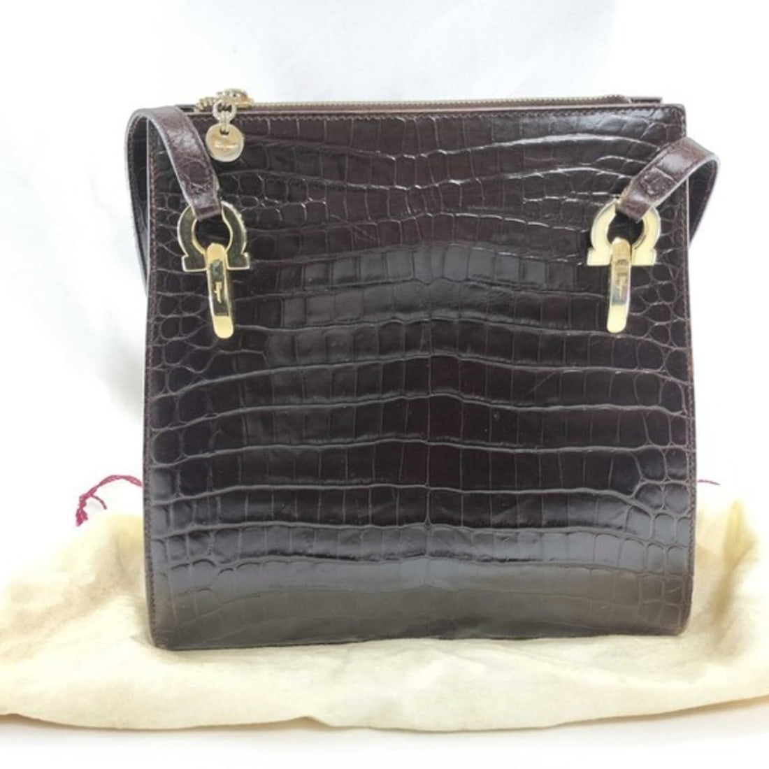 Salvatore Ferragamo Gancini 21 7708 Brown Embossed Leather Shoulder Bag for Women: --- Catalog ---Category: SizeSize (HxWxD): 24.5cm x 25cm x 11cm / 9.64'' x 9.84'' x 4.33''Category: DesignType: Shoulder bagColor: BrownGender: WomenMaterial: Leather Leather/Fur Type: Embossed leathe