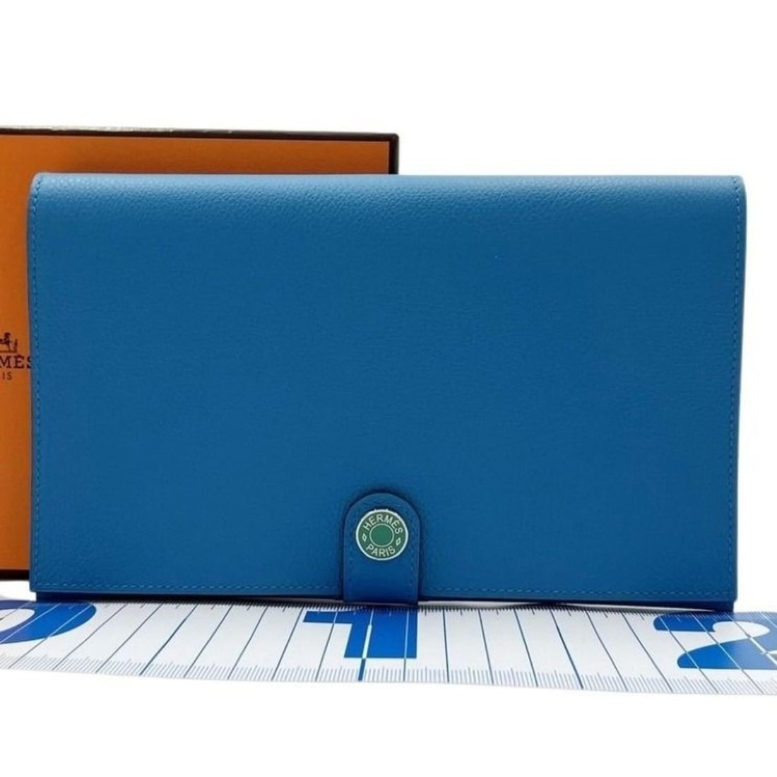 HERMES Hermes Long Wallet R.M.S Tutan Man Blue Green Evercolor Men's Women's: --- Catalog ---Category: SizeSize (HxWxD): 12.5cm x 20.2cm x 2cm / 4.92'' x 7.95'' x 0.78''Category: DesignType: Long wallet (bi-fold)Color: Blue, Blue green, GreenGender: Men,WomenCategory: GeneralBr