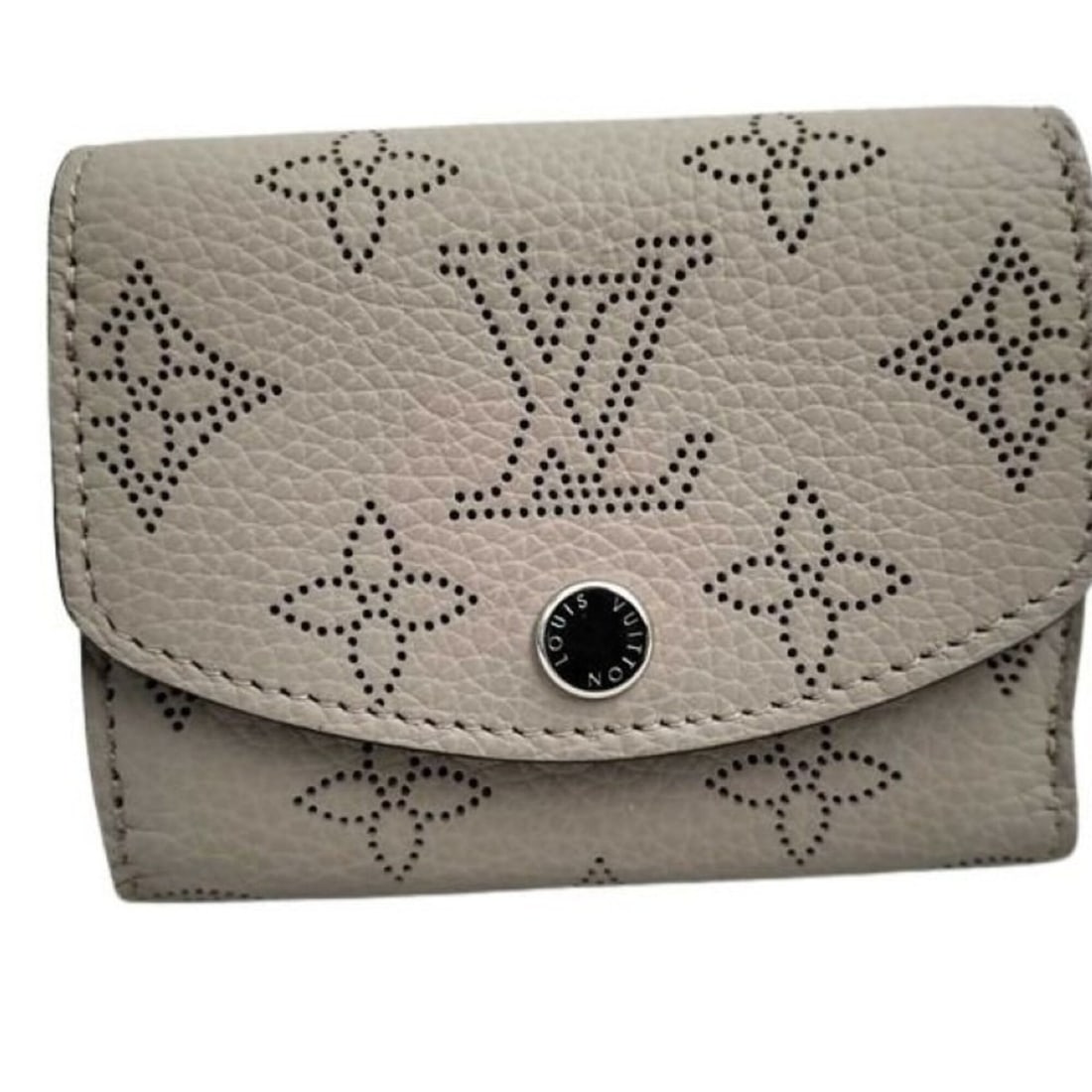 LOUIS VUITTON Louis Vuitton Tri-fold Wallet Portefeuille Iris XS M82437 Galet Mahina Women's: --- Catalog ---Category: SizeSize (HxWxD): 7cm x 10cm x 2cm / 2.75'' x 3.93'' x 0.78''Category: DesignType: Wallet (tri-fold)Color: Beige, GalleGender: WomenMaterial: Mahina leather Category: GeneralM