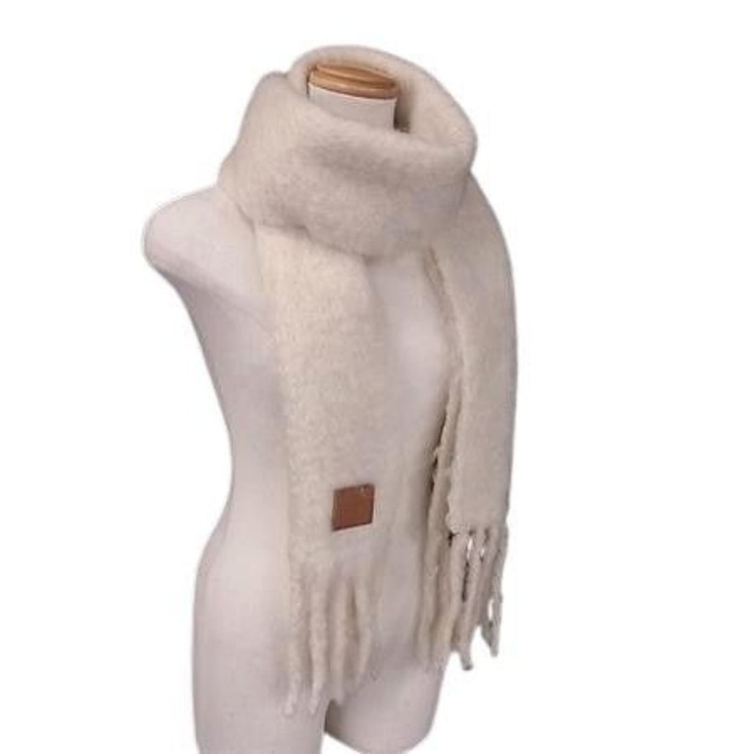 LOEWE (Loewe) Stole/Scarf Anagram A 28003861 Ivory Mohair Wool Nylon Women's: --- Catalog ---Category: SizeSize (LxW): 1.7m x 22cm / 66.92'' x 8.66''Category: DesignType: StoleColor: IvoryGender: WomenMaterial: Mohair 73%, Wool 24%, Nylon 3%Category: GeneralMPN: A 28003861Brand