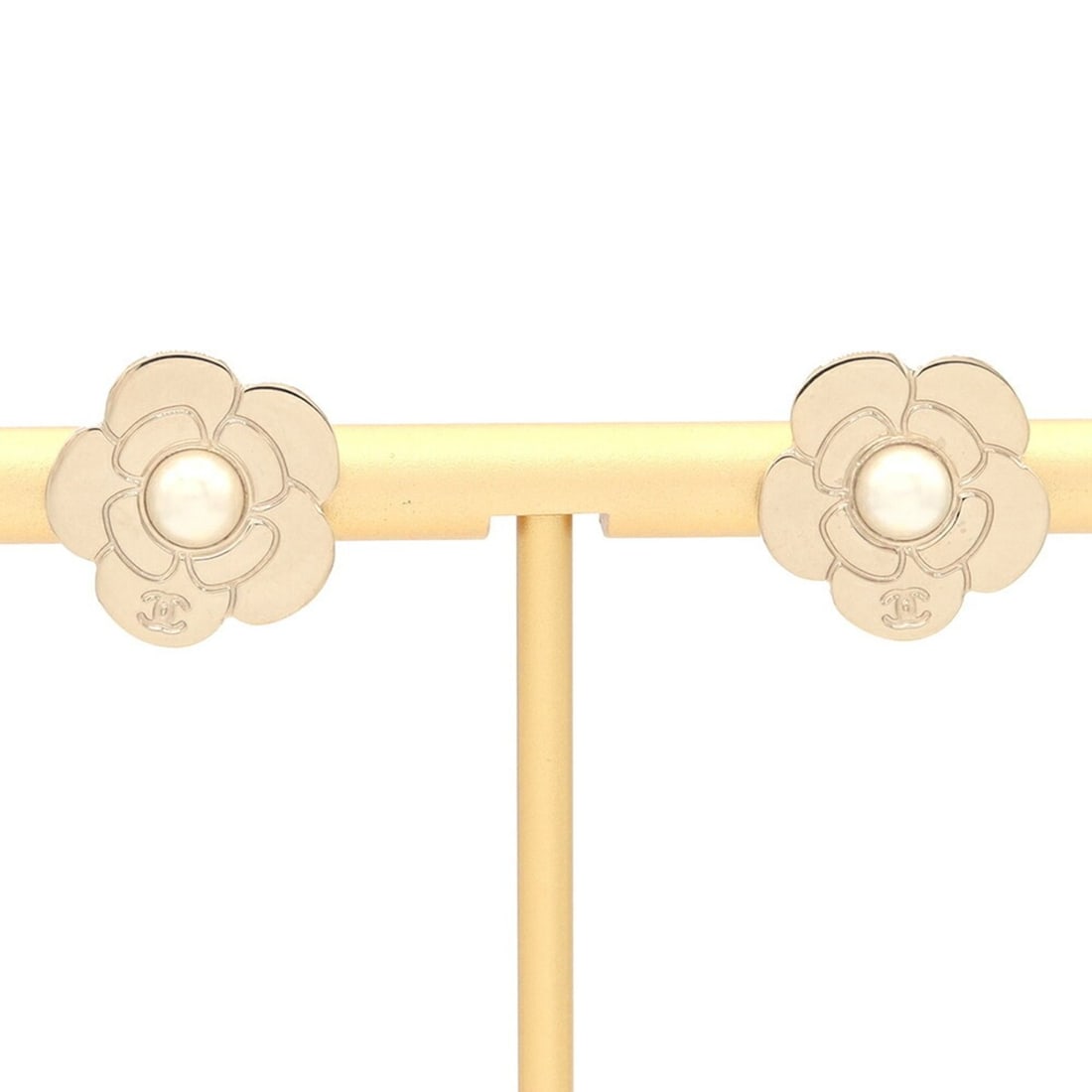 Chanel Earrings, Camellia, Silver Metal, Faux Pearl, B18V, 2018 Model, Coco Mark, Women's, CHANEL: --- Catalog ---Category: SizeWeight: 1.6g / 0.05oz.Diameter: 15mm / 0.59''Category: DesignType: Stud earringsColor: SilverGender: WomenMaterial: MetalCategory: GeneralBrand: ChanelCountry of Origin: I