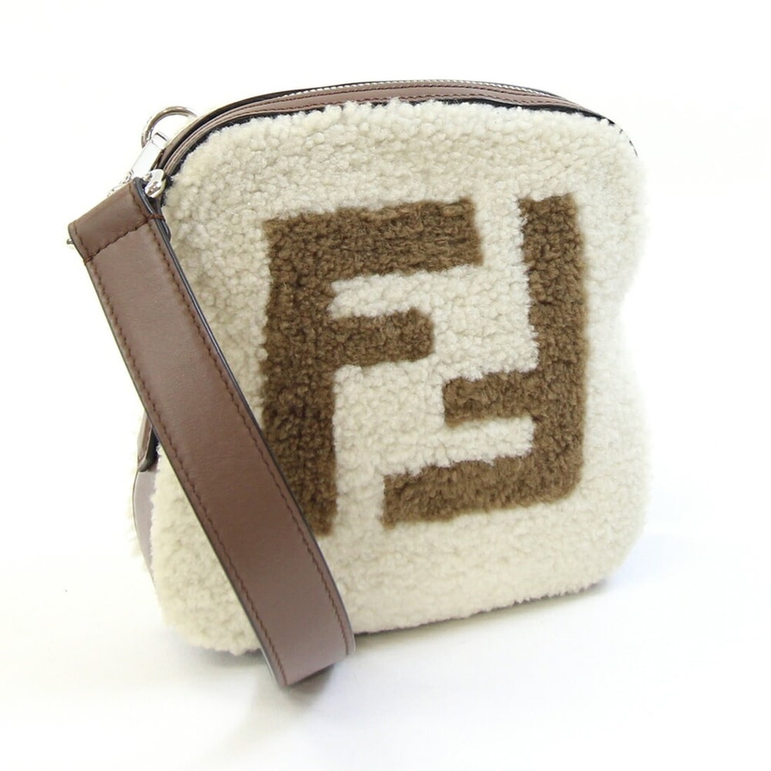 Fendi Shoulder Bag 7AS311 Ivory Brown Shearling Leather Crossbody FF Women's Men's Bread Toast FENDI: --- Catalog ---Category: SizeSize (HxWxD): 17cm x 16cm x 3cm / 6.69'' x 6.29'' x 1.18''Strap Length: 97cm - 115cm / 38.18'' - 45.27''Category: DesignType: Shoulder bagColor: Brown, IvoryGender: Men,Wo