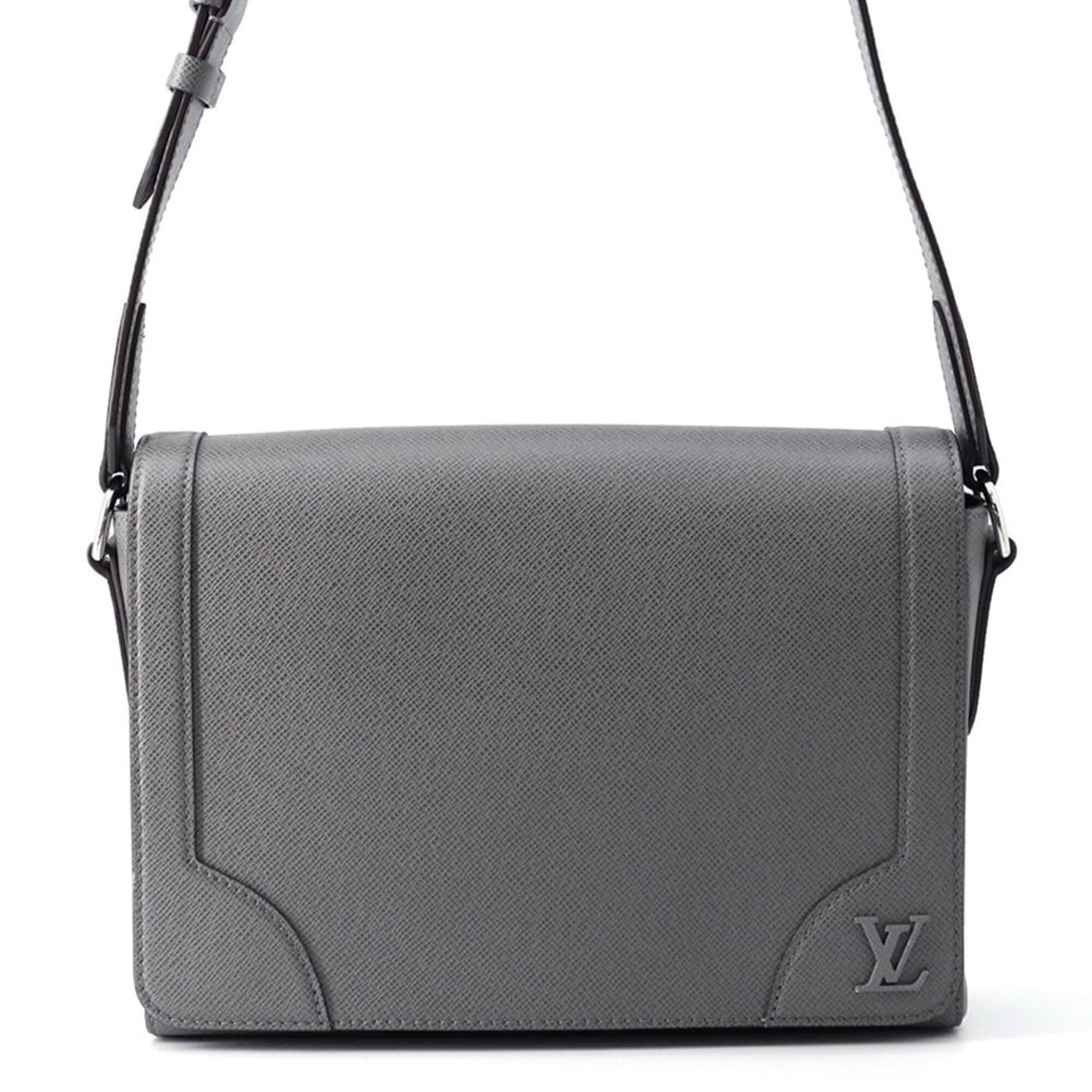 Louis Vuitton Shoulder Bag New Flap Taiga M30808 LOUIS VUITTON Men's Handbag: --- Catalog ---Category: SizeSize (HxWxD): 21cm x 28cm x 6.5cm / 8.26'' x 11.02'' x 2.55''Category: DesignType: Handbag, Shoulder bagColor: GrisGender: MenMaterial: Taiga leather Hardware Color: