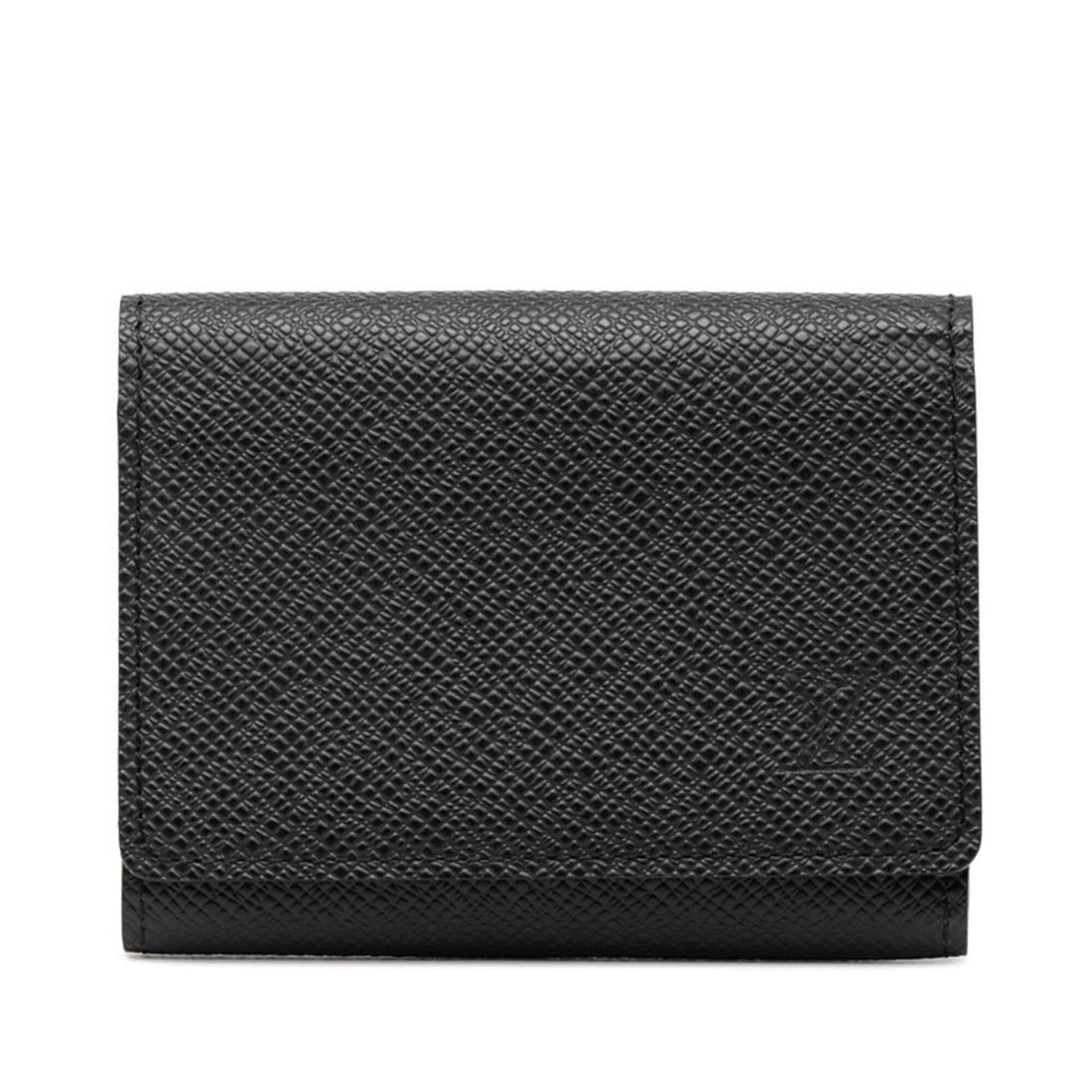 Louis Vuitton Taiga Enveloppe Carte de Visite Business Card Holder/Card Case M30922 Noir Black: --- Catalog ---Category: DesignType: Card caseColor: Black, NoirGender: MenMaterial: Leather Category: GeneralLine: TaigaBrand: Louis VuittonCategory: Physical PropertiesSize (HxWxD): 8cm x 11cm x
