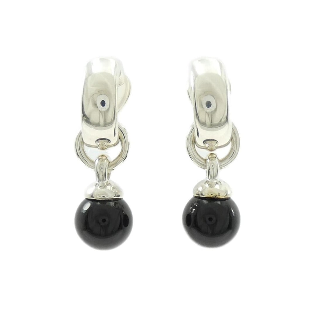 Tiffany & Co. Onyx Earrings: --- Catalog ---Category: SizeSize (HxWxD): 33.50mm x 10.20mm / 1.32'' x 0.40''Category: DesignType: Clip earringsStone: OnyxGender: WomenMaterial: Silver 925Category: GeneralBrand: Tiffany--- Item