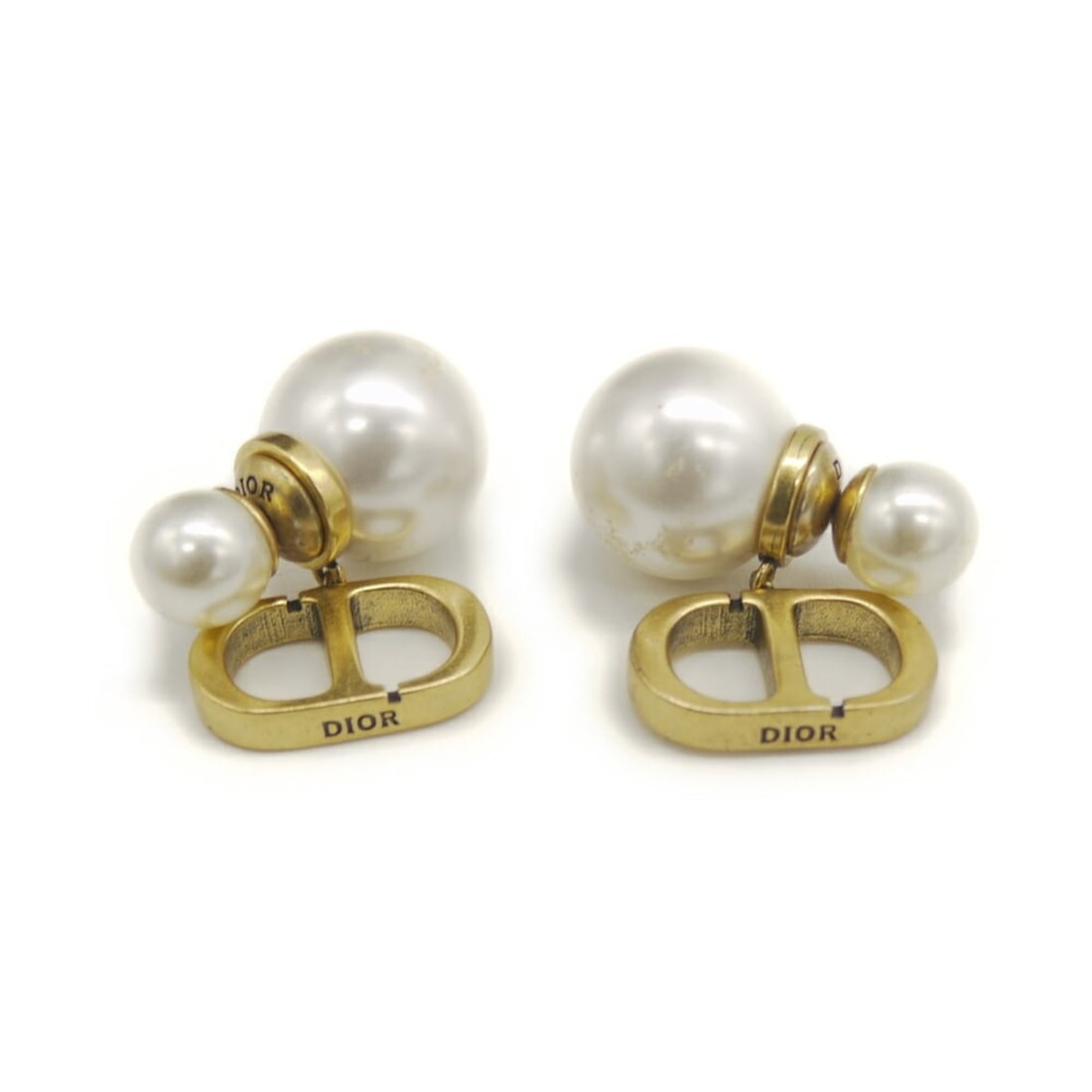 Christian Dior Tribal Earrings with Resin Pearls: --- Catalog ---Category: DesignType: Stud earringsColor: GoldGender: WomenMaterial: MetalCategory: GeneralBrand: Christian Dior--- Item List ---Section: ConditionRanking: Rank B Used - Traces of usage