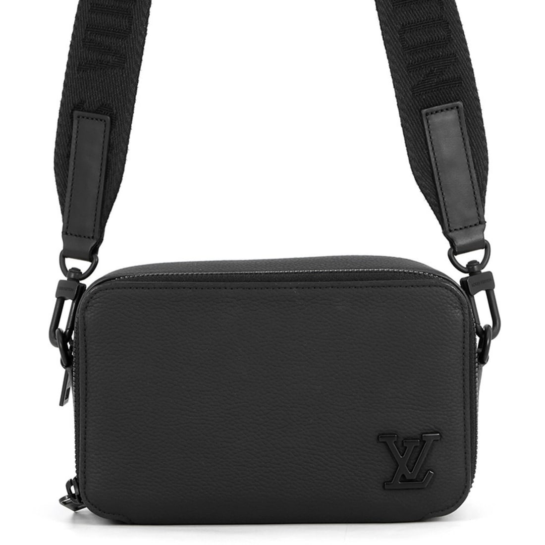 Louis Vuitton shoulder bag, grained calf leather, LV Aerogram Alpha Wearable Wallet M59161, black.: --- Catalog ---Category: SizeSize (HxWxD): 11cm x 18cm x 6cm / 4.33'' x 7.08'' x 2.36''Category: DesignType: Shoulder bagColor: NoirGender: MenMaterial: Leather Category: GeneralBrand: Louis VuittonCo