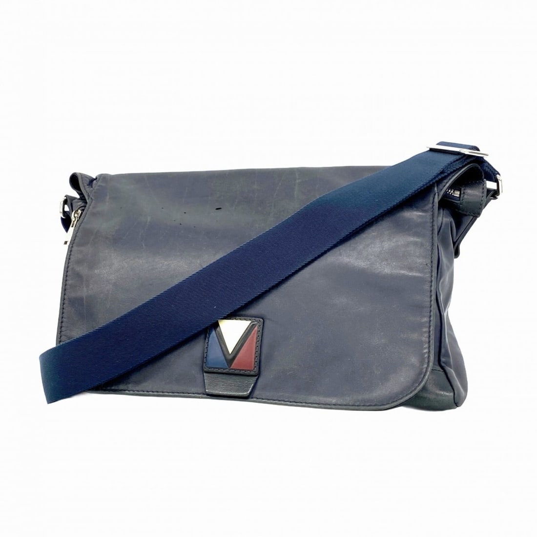 Louis Vuitton V-Line Crossbody Shoulder Bag M50442 Navy Men's: --- Catalog ---Category: SizeSize (HxWxD): 27cm x 32cm x 10cm / 10.62'' x 12.59'' x 3.93''Category: DesignType: Shoulder bagColor: NavyGender: MenCategory: GeneralMPN: M50442Brand: Louis Vuitton--- It