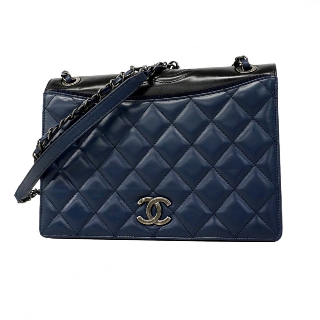 Chanel Matelassé Shoulder Bag with Double Chain, Calfskin, Navy/Black, Women's: --- Catalog ---Category: SizeSize (HxWxD): 19cm x 27cm x 6cm / 7.48'' x 10.62'' x 2.36''Category: DesignType: Shoulder bagColor: Black, NavyGender: WomenMaterial: Leather Hardware Color: SilverLeather