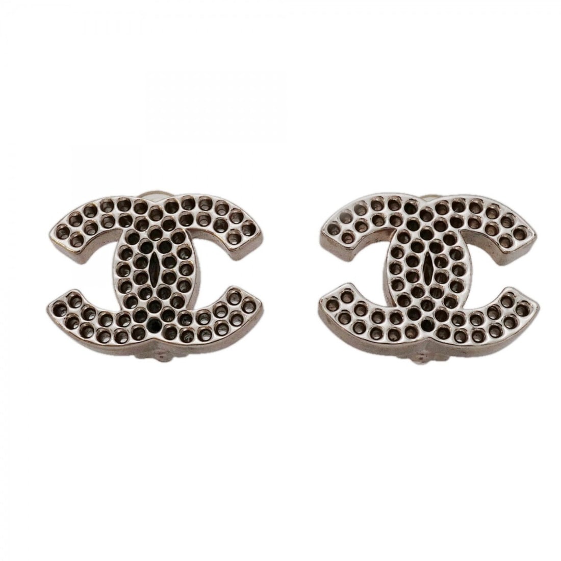 Chanel earrings, Coco Mark design, perforated metal, silver, for women.: --- Catalog ---Category: SizeSize (HxWxD): 16.50mm x 22.10mm / 0.65'' x 0.87''Category: DesignType: Clip earringsColor: SilverGender: WomenMaterial: MetalCategory: GeneralBrand: Chanel--- Item List --