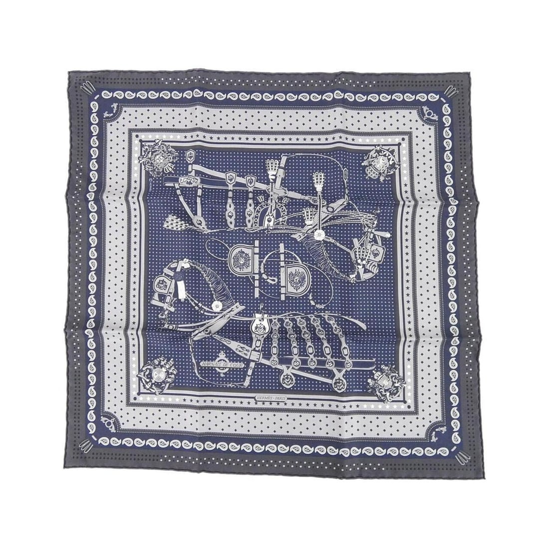 Hermes Bandana 043935S Scarf Muffler: --- Catalog ---Category: SizeSize (LxW): 55cm x 55cm / 21.65'' x 21.65''Category: DesignType: BandanaColor: GrayGender: WomenMaterial: Silk Category: GeneralMPN: 043935SBrand: Hermes--- Item List