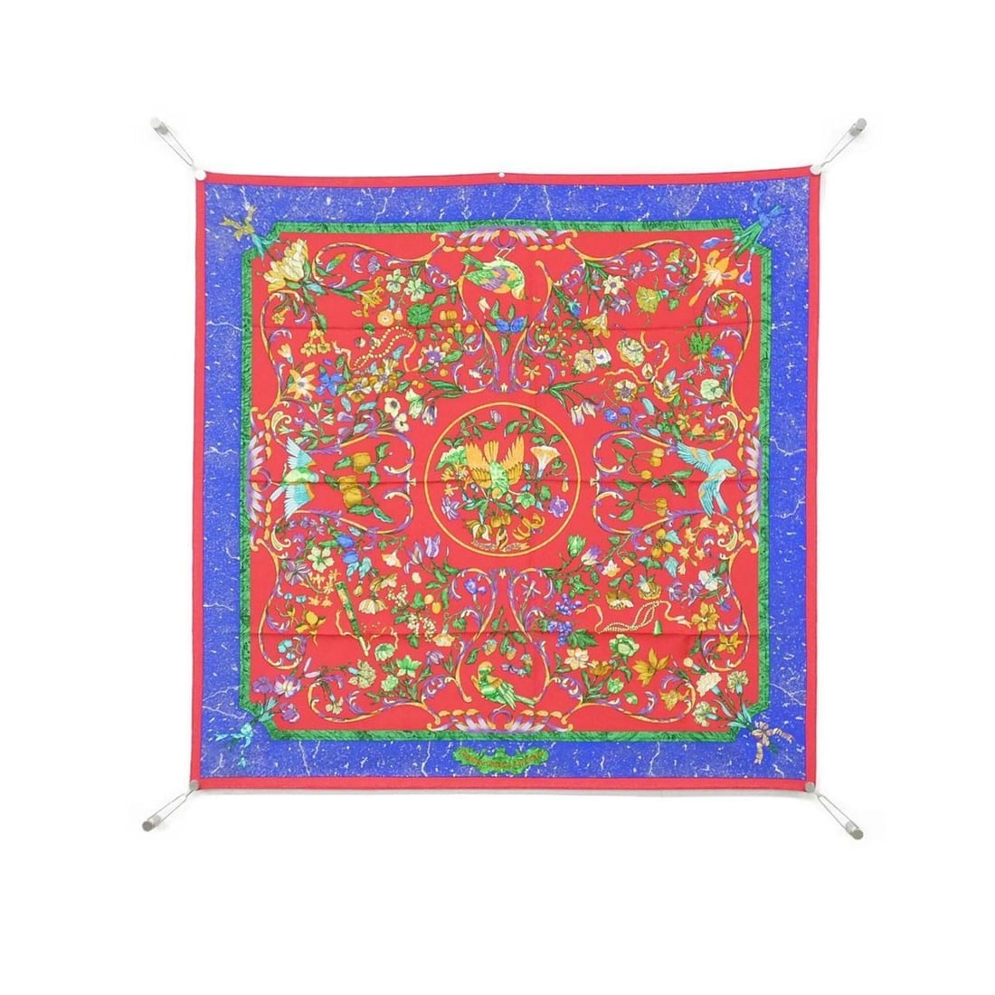Hermes PIERRES DORIENT ET DOCCIDENT Carre Scarf Muffler: --- Catalog ---Category: SizeSize (LxW): 90cm x 90cm / 35.43'' x 35.43''Category: DesignType: ScarfColor: Blue, Red colorGender: WomenMaterial: Silk Category: GeneralBrand: Hermes--- Item List ---Sect