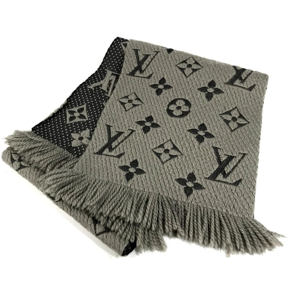 LOUIS VUITTON M72242 Monogram Echarpe Logomania Fashion Accessories Winter Warm Clothing Fringe: --- Catalog ---Category: SizeSize (LxW): 1.69m x 31.5cm / 66.53'' x 12.4''Category: DesignType: StoleColor: GrayGender: Men,Women,UnisexSeason: Fall/winterMaterial: Wool , Silk Category: GeneralLine: 