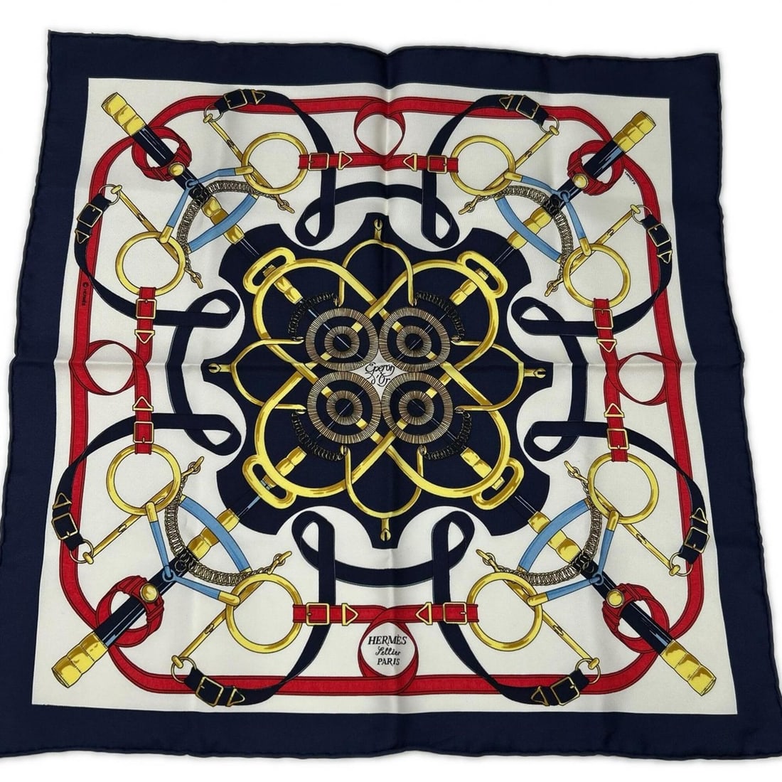 HERMES Hermes Carre 40 Apron d'Or 100% Silk Scarf White x Navy Women's: --- Catalog ---Category: SizeSize (LxW): 41.5cm x 41.5cm / 16.33'' x 16.33''Category: DesignType: ScarfColor: Navy, WhiteGender: WomenMaterial: Silk Category: GeneralBrand: Hermes--- Item List ---Sect
