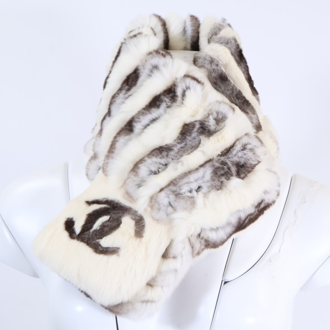 CHANEL (Chanel) Excellent Condition Lapin Orilag x Cashmere Scarf Off-White Charcoal Women's: --- Catalog ---Category: SizeSize (LxW): 1.45m / 57.08''Category: DesignType: StoleColor: Off-whiteGender: WomenMaterial: Lapin Category: GeneralBrand: Chanel--- Item List ---Section: ConditionRanking