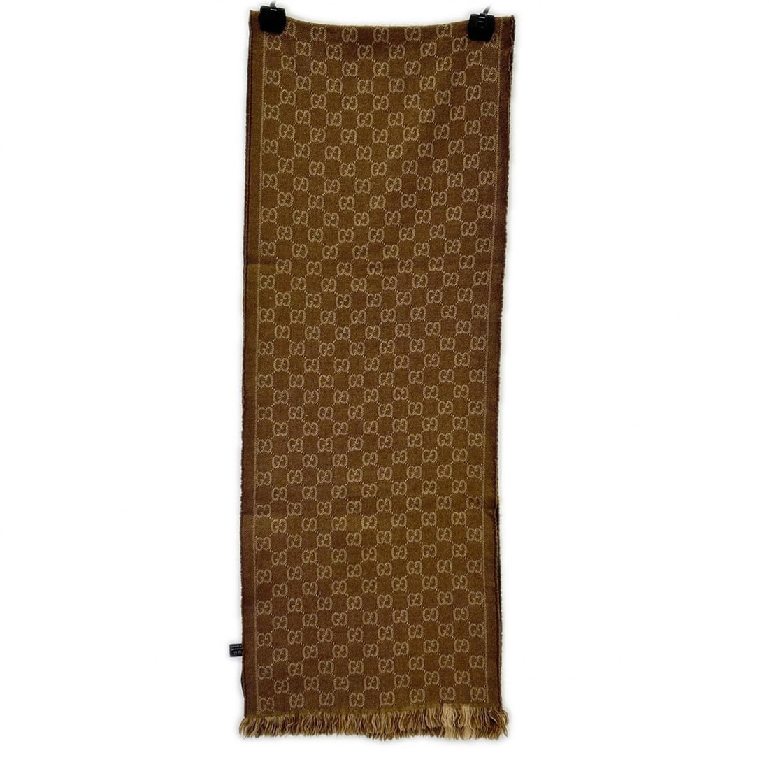 GUCCI GG pattern fringe wool scarf, brown, for women.: --- Catalog ---Category: SizeSize (LxW): 1.83m x 32cm / 72.04'' x 12.59''Category: DesignType: ShawlColor: BrownGender: WomenMaterial: Wool Category: GeneralBrand: Gucci--- Item List ---Section: Condi