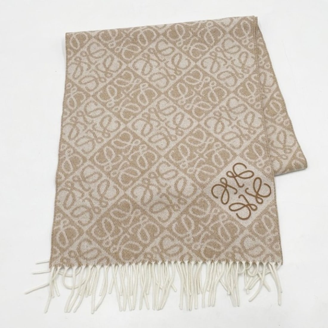 LOEWE scarf/stole, Anagram design, F811SS1X01, beige, wool, cashmere, women's.: --- Catalog ---Category: SizeSize (LxW): 1.85m x 39cm / 72.83'' x 15.35''Category: DesignType: StoleColor: BeigeGender: Women,MenSeason: Fall/winterMaterial: Wool , Cashmere Category: GeneralMPN: F811