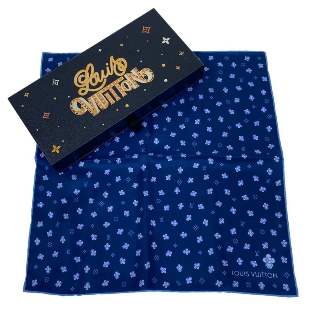LOUIS VUITTON Vivienne Swing Handkerchief Scarf Muffler Pocket Square M78203 Navy Men's Women's: --- Catalog ---Category: SizeSize (LxW): 31cm x 31cm / 12.2'' x 12.2''Category: DesignType: HandkerchiefColor: NavyGender: Men,WomenMaterial: Silk Category: GeneralMPN: M78203Brand: Louis Vuitton--- I