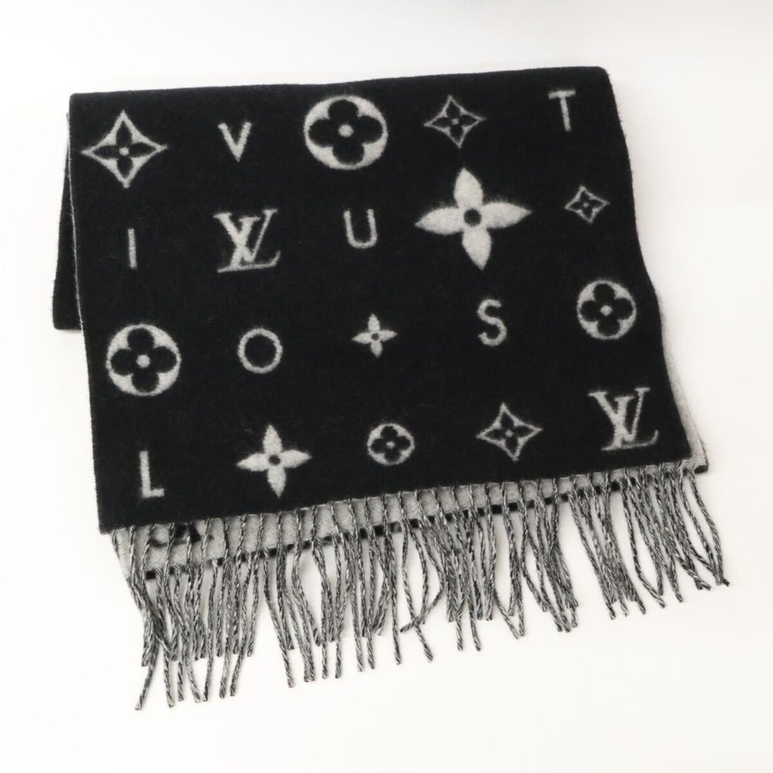 LOUIS VUITTON (Louis Vuitton) Authentic Japanese Domestic Product M97143 100% Cashmere Reykjavik: --- Catalog ---Category: SizeSize (LxW): 2.4m x 41cm / 94.48'' x 16.14''Category: DesignType: StoleColor: NoirGender: WomenMaterial: Cashmere Category: GeneralBrand: Louis Vuitton--- Item List ---Sect