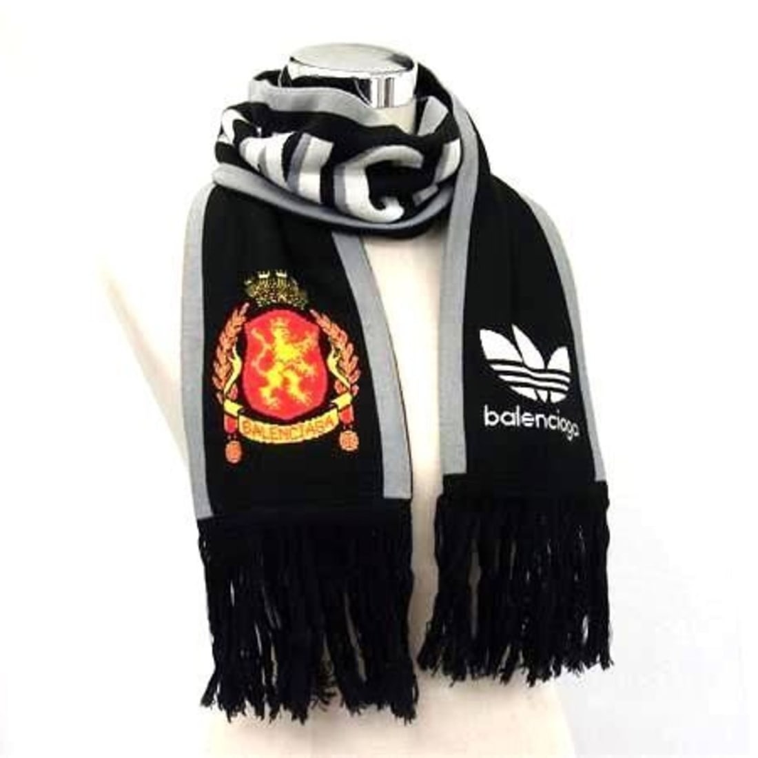 BALENCIAGA adidas collaboration soccer scarf 724010 in black and multicolor acrylic wool for men: --- Catalog ---Category: SizeSize (LxW): 1.38m x 15.5cm / 54.33'' x 6.1''Category: DesignType: StoleColor: Black, Multi-colorGender: Men,Women,UnisexMaterial: Acrylic 50%, Wool 50%Category: GeneralBra
