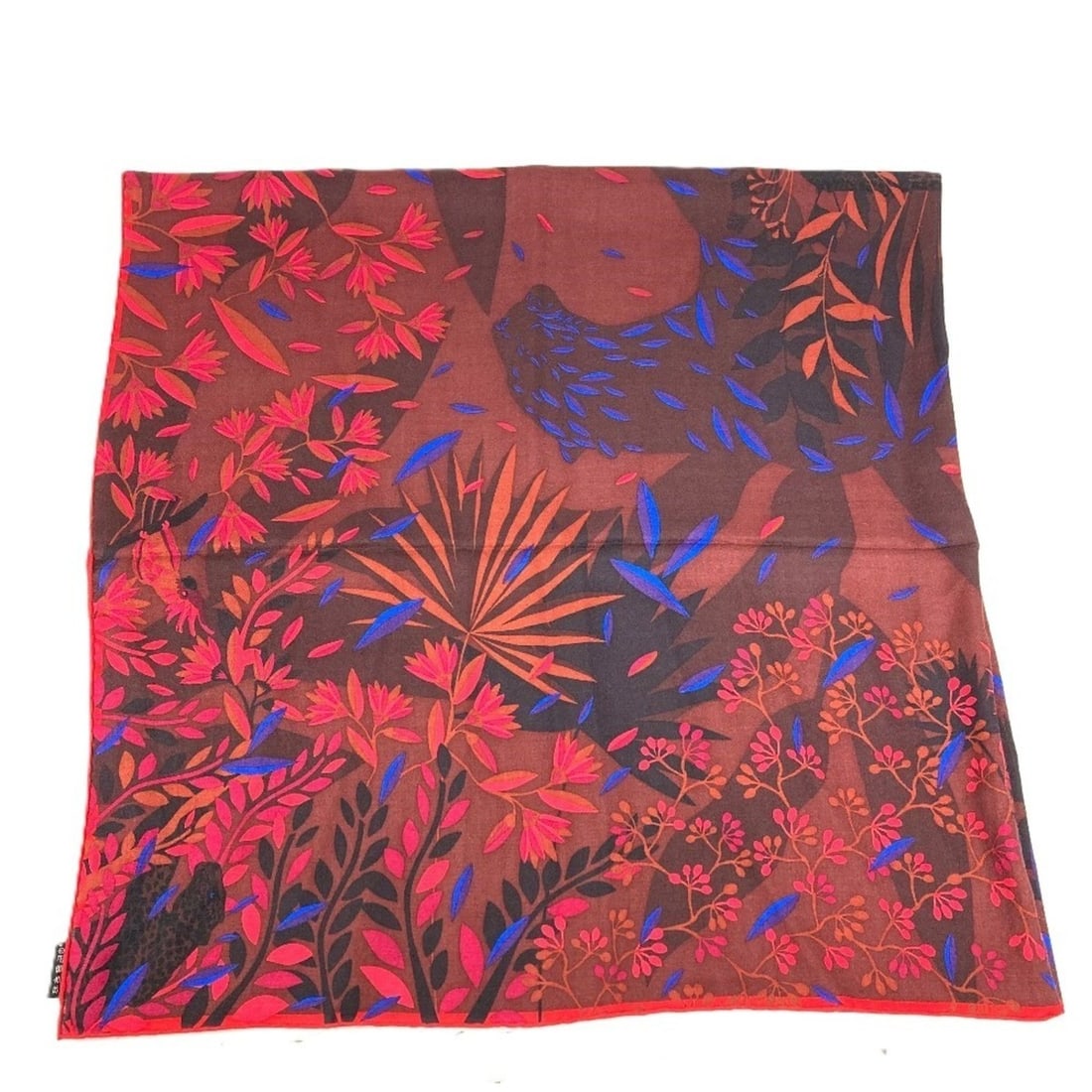 CARTIER Panthère Panther Logo Large Scarf/Muffler (Size 140) - Cashmere Silk Men's/Women's Red Like: --- Catalog ---Category: SizeSize (LxW): 1.4m x 1.4m / 55.11'' x 55.11''Category: DesignType: ScarfColor: Red colorGender: Men,WomenMaterial: Cashmere , Silk Category: GeneralBrand: CartierCountry of 