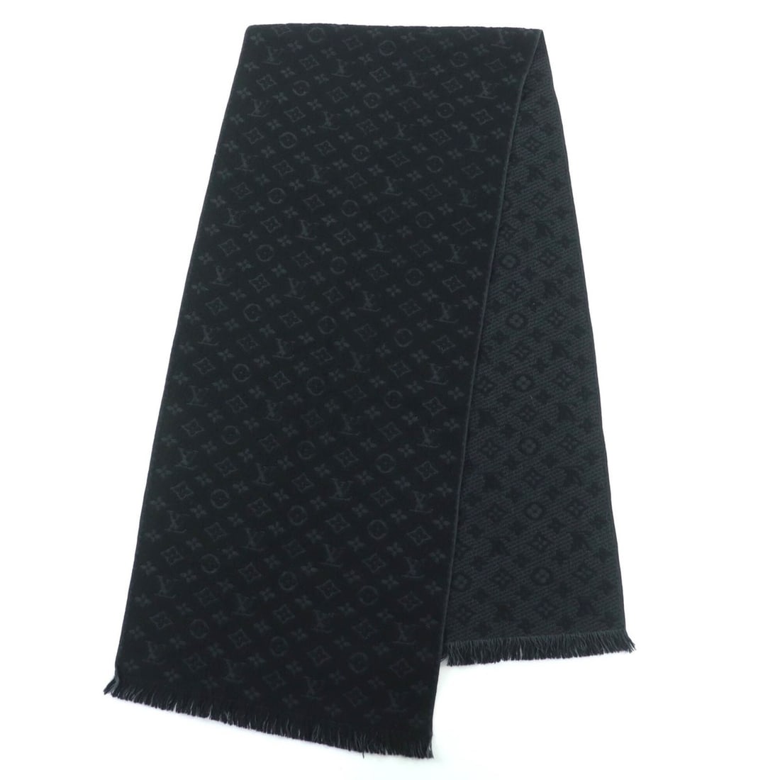 LOUIS VUITTON M70520 Monogram Classic 100% Wool Fringe Scarf, Black, Made in Italy, Men's: --- Catalog ---Category: SizeSize (LxW): 1.8m x 39cm / 70.86'' x 15.35''Category: DesignType: StoleColor: BlackGender: MenMaterial: Wool 100%Category: GeneralLine: MonogramBrand: Louis VuittonCountry 