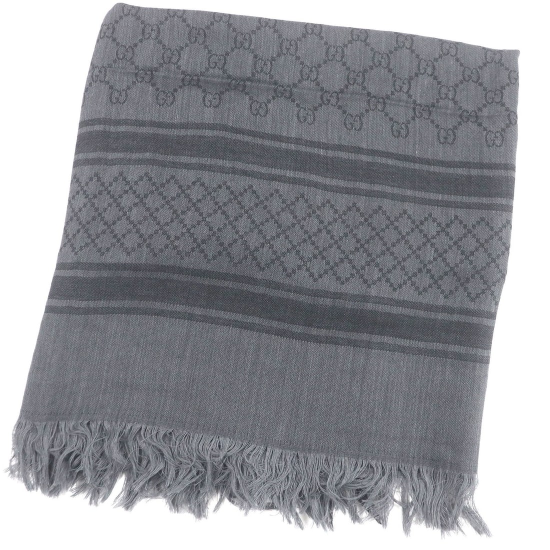 GUCCI 544615 Wool Silk GG Logo Diamante Check Pattern Fringe Stole Scarf Shawl Grey Made in Italy: --- Catalog ---Category: SizeSize (LxW): 1.4m x 1.4m / 55.11'' x 55.11''Category: DesignType: StoleColor: GrayGender: MenMaterial: Wool 80%, Silk 20%Category: GeneralBrand: GucciCountry of Origin: Ita
