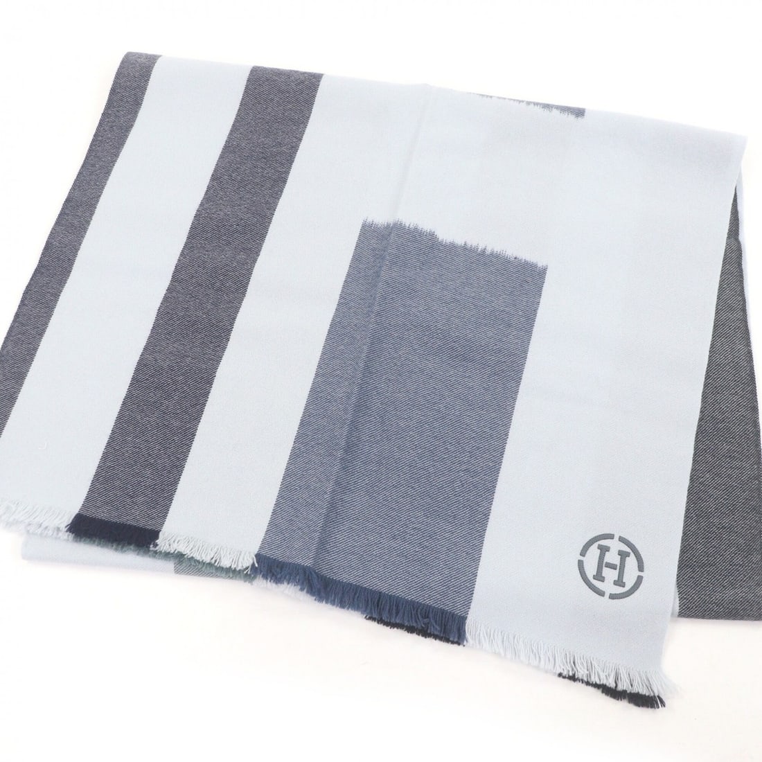 HERMES H394832T Ikat 4H 100% Cashmere Leather H Logo Patch Large Scarf Glacier Marine Ocean Men's: --- Catalog ---Category: SizeSize (LxW): 1.88m x 57.5cm / 74.01'' x 22.63''Category: DesignType: StoleGender: MenMaterial: Cashmere 100%, Leather Category: GeneralBrand: Hermes--- Item List ---Section