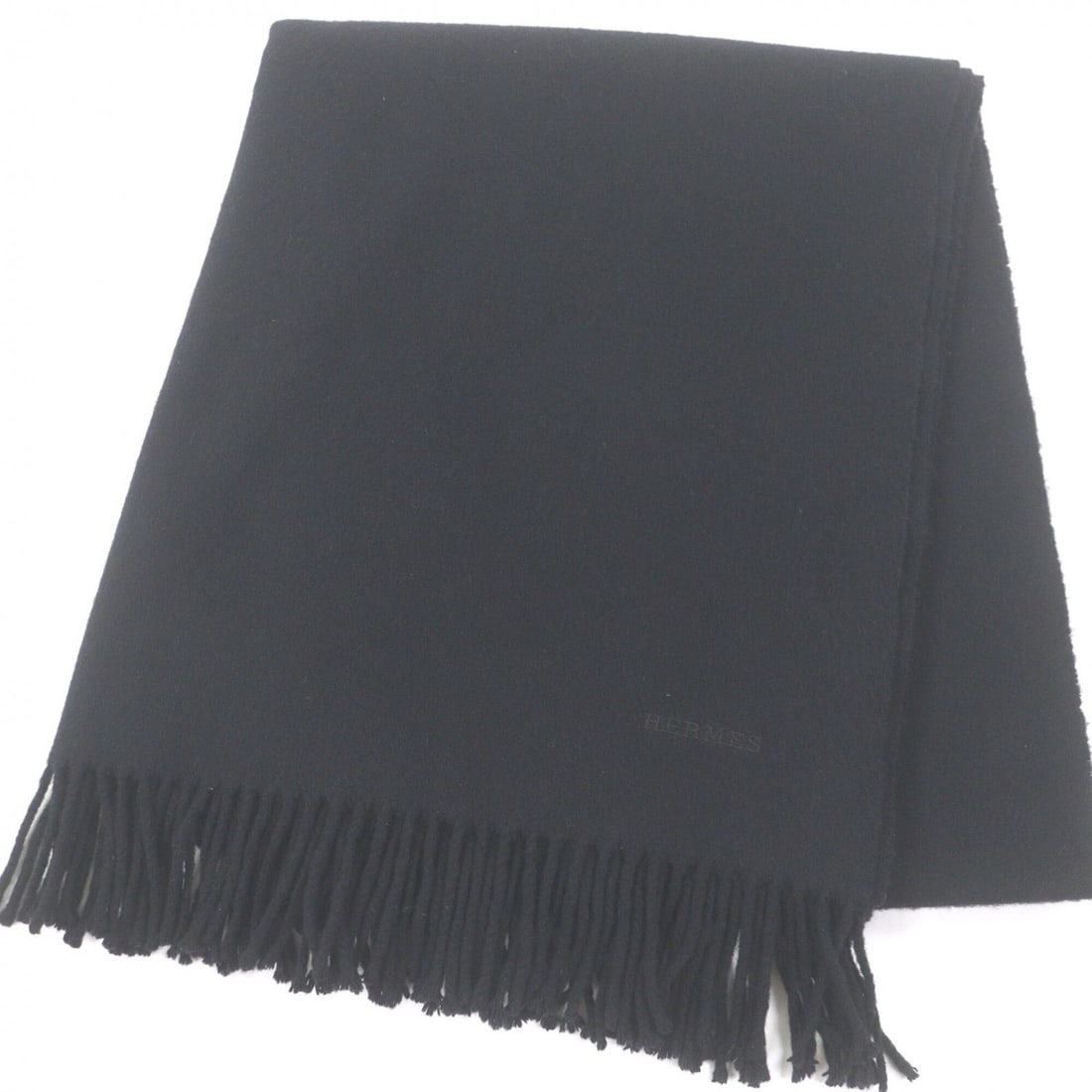 HERMES 100% Cashmere Logo Embroidery Fringe Large Scarf Shawl Black Made in England/Scotland Men's: --- Catalog ---Category: SizeSize (LxW): 1.76m x 72cm / 69.29'' x 28.34''Category: DesignType: ShawlColor: BlackGender: MenMaterial: Cashmere 100%Category: GeneralBrand: HermesCountry of Origin: Unite
