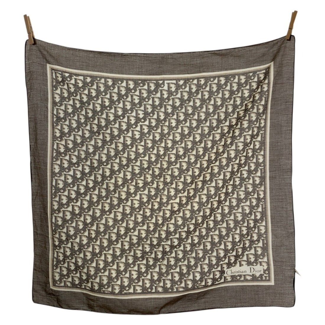 Christian Dior Trotter Brown Cotton Scarf/Muffler for Women: --- Catalog ---Category: SizeSize (LxW): 66cm x 66cm / 25.98'' x 25.98''Category: DesignType: ScarfColor: BrownGender: WomenMaterial: Cotton Category: GeneralBrand: Christian DiorCountry of Origin: