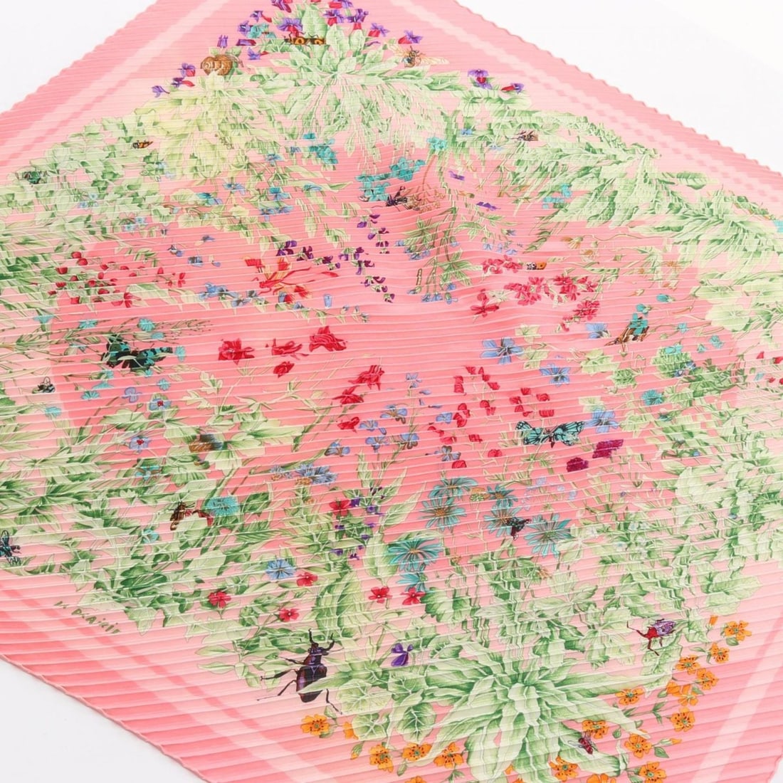 Hermes LA PRAIRIE Carre Plissé Scarf/Muffler, Silk, Women's, Pink/Multicolor: --- Catalog ---Category: SizeSize (LxW): 1.3m / 51.18''Category: DesignType: ScarfColor: Multi-color, PinkGender: WomenMaterial: Silk Category: GeneralBrand: Hermes--- Item List ---Section: ConditionR