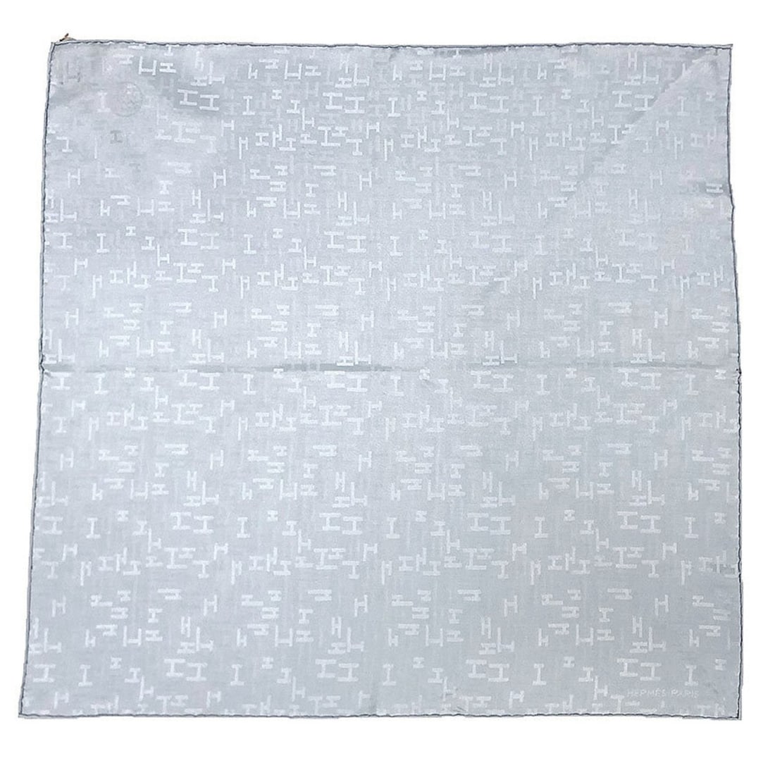Hermes pocket square scarf muffler POCHETTE FACONNEE H DEDALE H053204T 05 GRIS NACRE (silver gray): --- Catalog ---Category: SizeSize (LxW): 46cm x 46cm / 18.11'' x 18.11''Category: DesignType: ScarfColor: GrayGender: Men,WomenMaterial: Silk Category: GeneralBrand: HermesCountry of Origin: France---