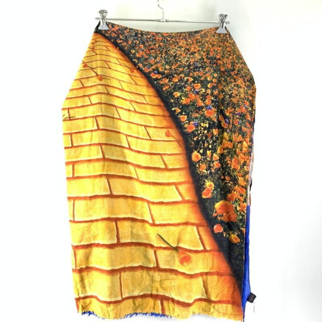 LOUIS VUITTON The Wizard of Oz Stole/Scarf MP2323 Louis Vuitton: --- Catalog ---Category: SizeSize (LxW): 1.8m x 1.3m / 70.86'' x 51.18''Category: DesignType: StoleColor: BlueGender: WomenCategory: GeneralMPN: MP2323Brand: Louis VuittonCountry of Origin: France--- 