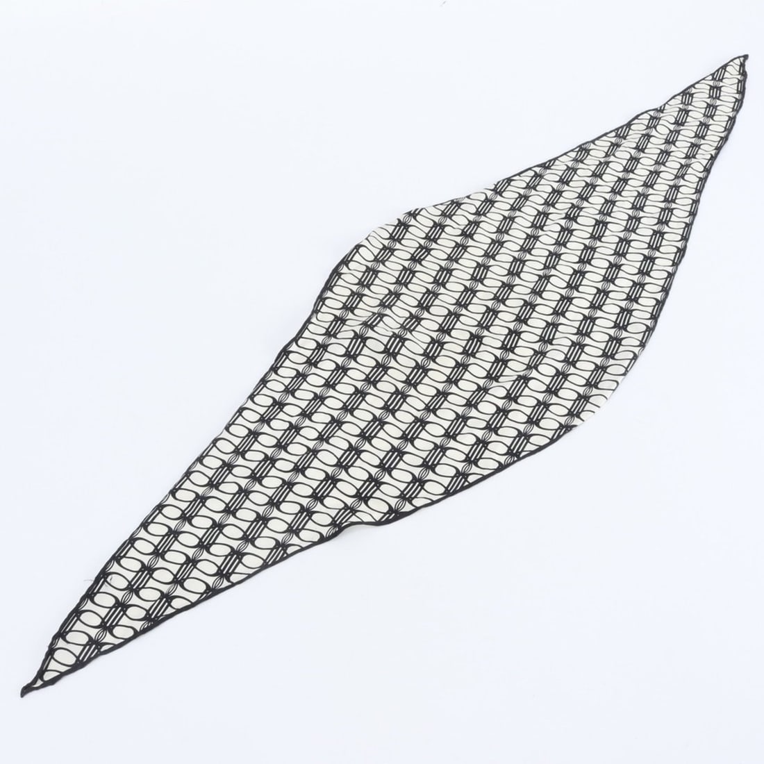Gucci all-over monogram pattern scarf/muffler, black, for women.: --- Catalog ---Category: SizeSize (LxW): 28cm x 1.07m / 11.02'' x 42.12''Category: DesignType: ScarfColor: Black, WhiteGender: WomenCategory: GeneralBrand: Gucci--- Item List ---Section: ConditionRank